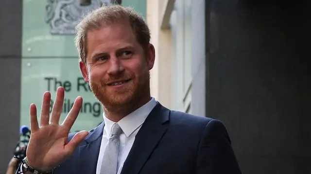 Pangeran Harry dari Inggris, melambai saat dia meninggalkan Pengadilan Kerajaan, Pengadilan Tinggi Inggris, di pusat kota London pada 7 Juni 2023.