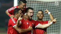 Pemain Persija merayakan gol yang dicetak Marko Simic (kedua kanan) saat laga persahabatan melawan Selangor FA di Stadion Patriot Candrabhaga, Bekasi, Kamis (6/9). Babak pertama berakhir imbang 1-1. (Liputan6.com/Helmi Fithriansyah)