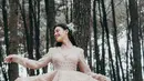 Rok pada gaun yang ia kenakan makin menguatkan penampilan Susan Sameh jadi memukau. Terlihat pose dansanya di hutan pinus bak di negeri dongeng.(Liputan6.com/IG/@susansameeh).