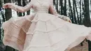 Rok pada gaun yang ia kenakan makin menguatkan penampilan Susan Sameh jadi memukau. Terlihat pose dansanya di hutan pinus bak di negeri dongeng.(Liputan6.com/IG/@susansameeh).