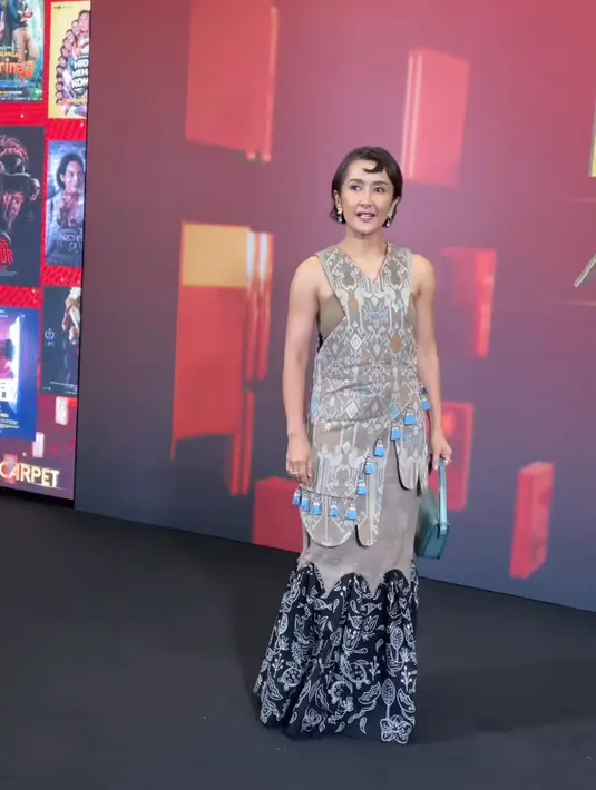 Widi Mulia hadir mengenakan atasan cross neck motif nusantara dipadukan rok panjang model mermaid dengan aksen batik.  [@widimulia]