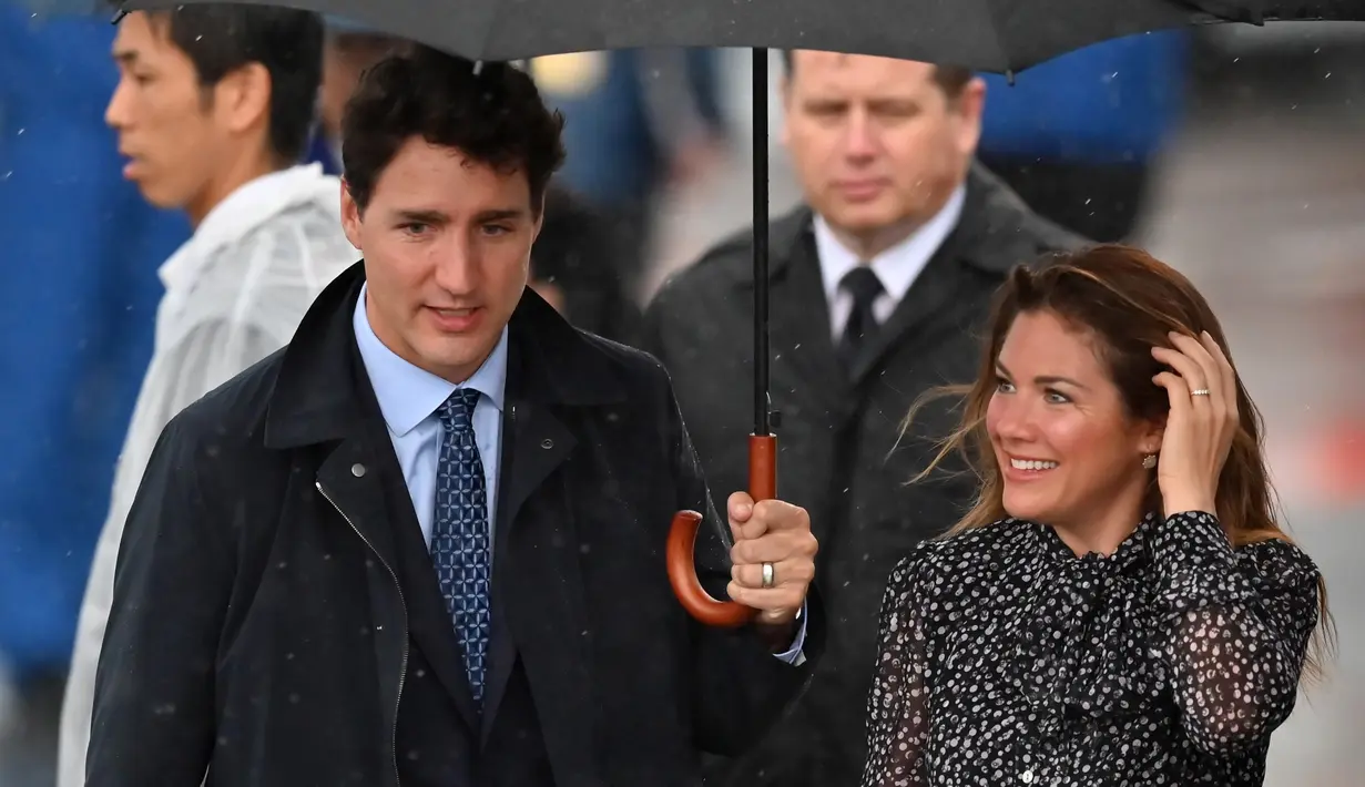 File foto 27 Juni 2019, PM Kanada Justin Trudeau dan istrinya Sophie Gregorie Trudeau tiba jelang KTT G20 Osaka di bandara Kansai. Istri PM Kanada dinyatakan positif Virus Corona COVID-19 pada Kamis 12 Maret setelah mulai merasa sakit pada Rabu malam sekembalinya dari London. (CHARLY TRIBALLEAU/AFP)