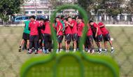 Pemain dan pelatih Timnas Indonesia U-24 berkumpul sebelum berlatih menjelang Asian Games 2022 Hangzhou yang berlangsung di Lapangan A, Kompleks Stadion Utama Gelora Bung Karno (SUGBK), Senayan, Jakarta, Jumat (15/09/2023). (Bola.com/Bagaskara Lazuardi)