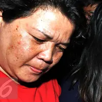 Jessica Kumala Wongso (kanan) saat di gelandang petugas Polda Metro Jaya ke ruang tahanan, Sabtu (30/1). Mukanya tampak lesu saat dibawa oleh belasan petugas menuju tahanan. (Liputan6.com/JohanTallo)