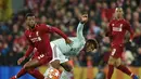 Duel antara Wijnaldum dan Kingsley Coman pada leg 1, babak 16 besar Liga Champions yang berlangsung di stadion Anfield, Liverpool, Rabu (20/2). Liverpool imbang 0-0 kontra Bayern Munchen. (AFP/Oli Scarff)