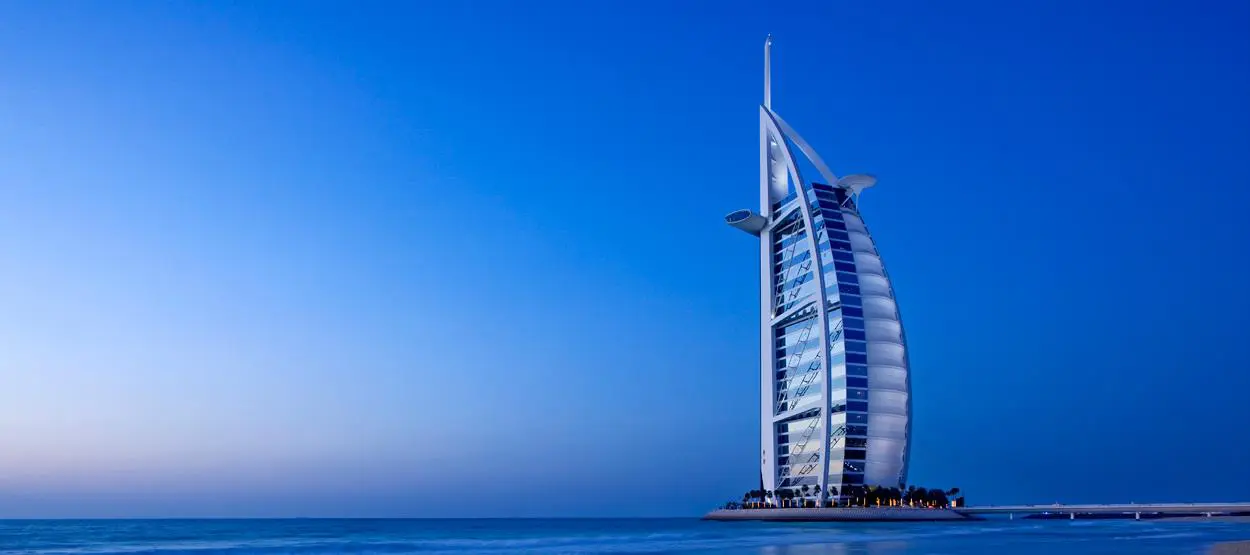 Burj Al Arab - Dubai, hotel ini super mewah dan didesain khusus buat para triliuner yang uangnya gak berseri