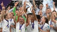 Timnas wanita Inggris merayakan gelar Euro 2022 setelah mengalahkan Timnas Jerman di Stadion Wembley, London, Senin (1/8/2022) dini hari WIB. (Justin Tallis /AFP
AFP)