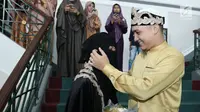 Pesinetron Egi John bersama istri, Kamilia Yasmin usai malangsungkan pernikahan di kawasan Cinere, Jakarta, Sabtu (1/7). Hubungan Egi dengan Mia sendiri terjadi melalui proses taaruf selama tiga bulan belakangan ini. (Liputan6.com/Herman Zakharia)