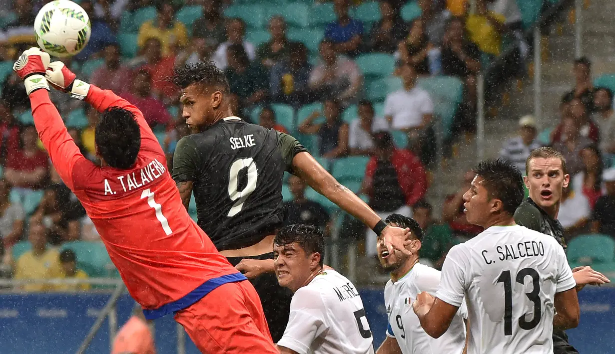 Kiper Meksiko, Alfredo Talavera, menghalau bola serangan pemain Jerman pada laga perdana Grup C Olimpiade Rio 2016 di Arena Fonte Nova, Jumat (5/8/2016) dini hari WIB. (AFP/Nelson Almeida)