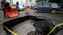 Lubang sedalam satu meter tersebut sudah diberikan traffic cone dan diberi garis kuning, Jakarta. Foto diambil pada Kamis (6/11/2014). (Liputan6.com/Johan Tallo) 