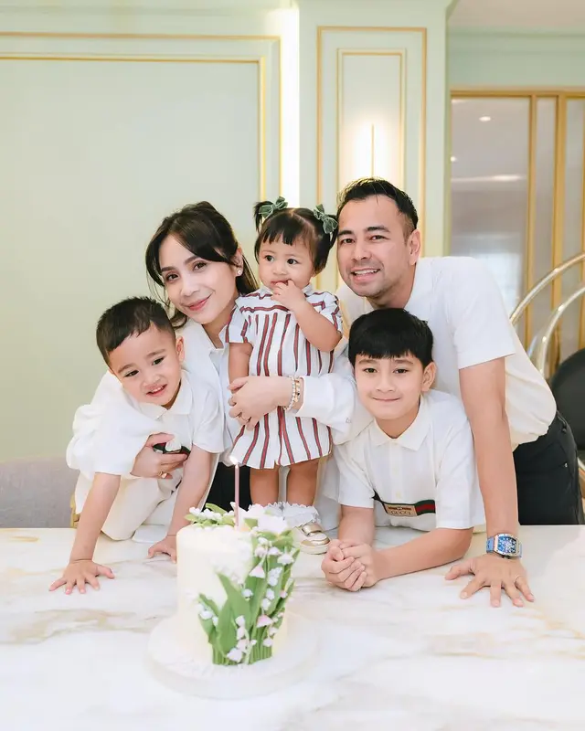 6 Potret bahagia Raffi Ahmad dan Nagita Slavina rayakan ulang tahun pertama Lily