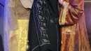 Kartika Putri tampil dengan busana warna coklat keemasan lengkap dengan aksesori kepala dan kalungnya. Ummi Pipik pun hadir mengenakan abaya hitam. [@_ummi_pipik_]