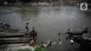 Anak-anak bermain di Sungai Ciliwung, Jakarta, Selasa (24/8/2021). Sungai Ciliwung menjadi tempat alternatif untuk bermain di kala pandemi karena ditutupnya ruang-ruang bermain atau taman kota, dan juga karena kurangnya ruang bermain bagi anak-anak. (Liputan6.com/Johan Tallo)