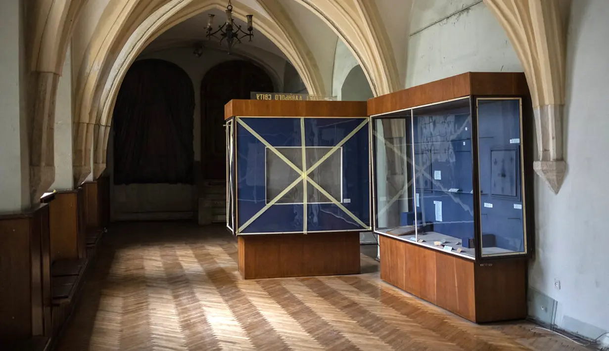 Lemari pada lorong Museum Sejarah Agama terlihat kosong di Lviv, Ukraina, 4 Maret 2022. Pekerja merakit wadah logam di teras museum untuk menyimpan barang-barang yang tersisa dengan aman sebelum menempatkannya pada ruang bawah tanah karena invasi Rusia maju ke barat. (AP Photo/Bernat Armangue)