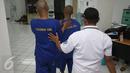 Petugas BNN membawa dua tersangka berinisial H dan TS di kantor BNN Kota Jakarta Utara, Selasa (15/11). BNN Kota Jakarta Utara berhasil mengamankan barang bukti berupa sabu seberat 15,12 gram serta 50 butir ekstasi. (Liputan6.com/Immanuel Antonius)