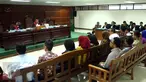 Terdakwa kasus suap gas alam Bangkalan Fuad Amin mendengarkan keterangan saksi dalam sidang lanjutan di Pengadilan Tipikor, Jakarta, Kamis (13/8). Agenda sidang Mantan Bupati Bangkalan itu guna mendengarkan keterangan 25 saksi. (Liputan6.com/Helmi Afandi)