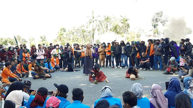 Teatrikal Penolakan Omnibus Law