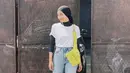 manset hitam, kaos putih dan celana jeans adalah outfit ternyaman untuk kamu gunakan sehari - hari. (instagram/ayudiac)