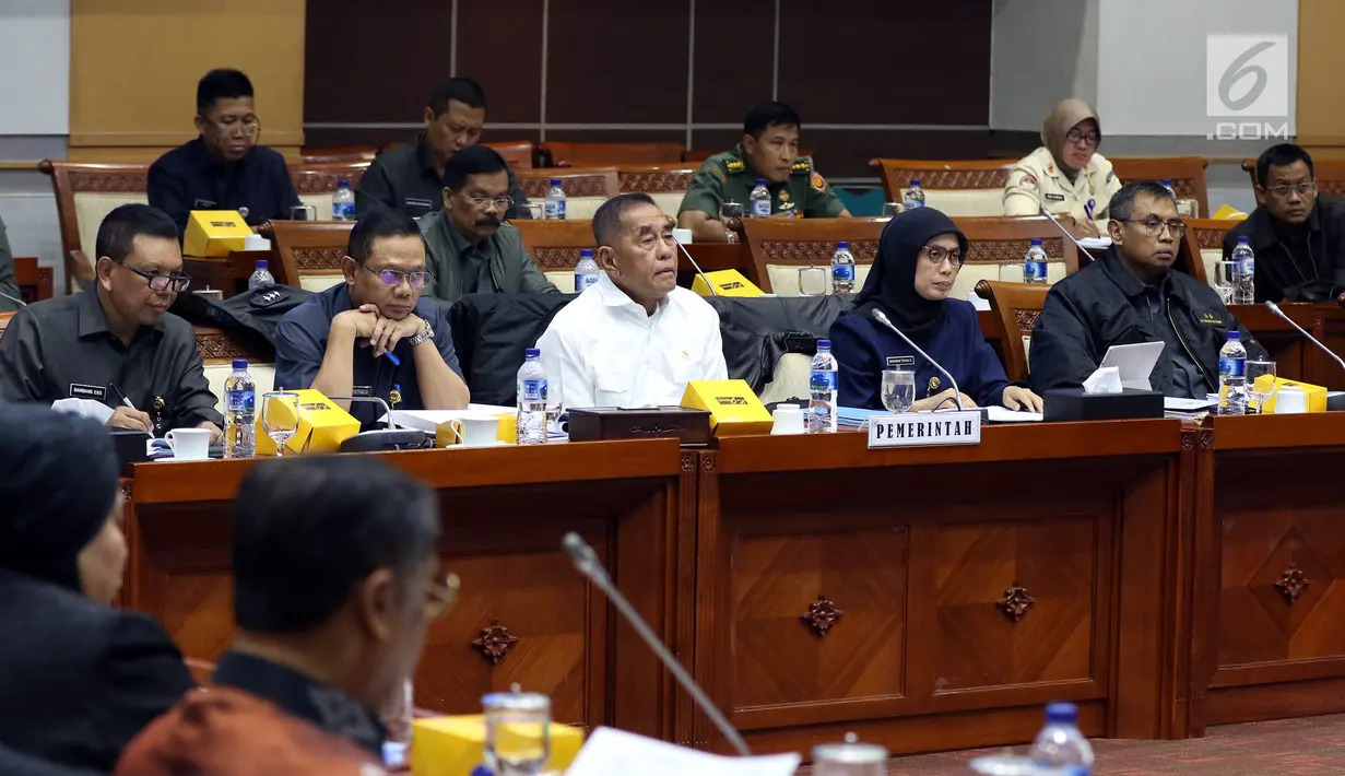 Menteri Pertahanan Ryamizard Ryacudu (kemeja putih) mengikuti Rapat Kerja dengan Komisi I DPR di Kompleks Parlemen, Senayan, Jakarta, Kamis (22/8/2019). Rapat tersebut Menhan mewakili Pemerintah membahas Pengelolaan Sumber Daya Nasional (RUU PSDN). (Liputan6.com/Johan Tallo)