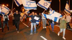 Warga berdemonstrasi menentang gencatan senjata dengan Hamas di Kota Ashkelon Selatan, Israel, Rabu (14/11). PM Israel Benjamin Netanyahu menyetujui gencatan senjata dengan Hamas di Gaza. (JACK GUEZ/AFP)