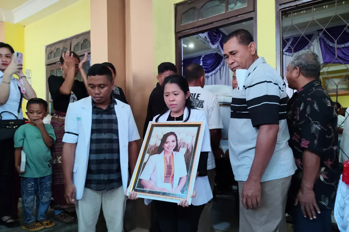 Sebelum dokter Icha meninggal, ada tenaga medis dan tenaga kesehatan di berbagai daerah menghadapi kekerasan verbal, kekerasan fisik, tekanan psikologis, kriminalisasi, beban kerja berlebihan, serta lemahnya perlindungan di tempat kerja.  (Liputan6.com/Ola Keda)