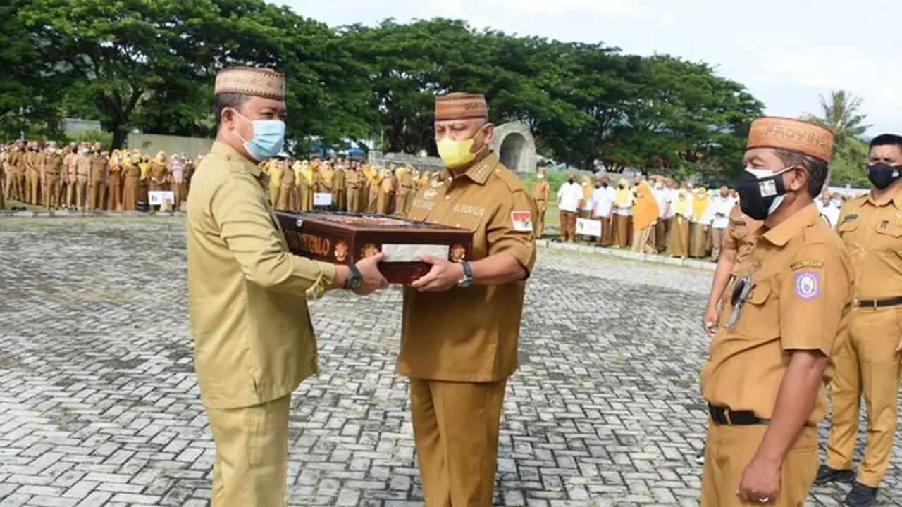 Rusli Habibie saat menyerahkan pakaian dinas di Musemum Gorontalo Foto.Kominfo (Arfandi Ibrahim/Liputan6.com)
