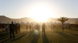 Suasana penonton sebelum konser dimulai dalam acara Desert Trip di Empire Polo Club di Indio, California, AS (8/10). Konser ini digelar selama tiga hari berturut-turut dari tanggal 7 hingga 9 Oktober 2016. (REUTERS/Mario Anzuoni)