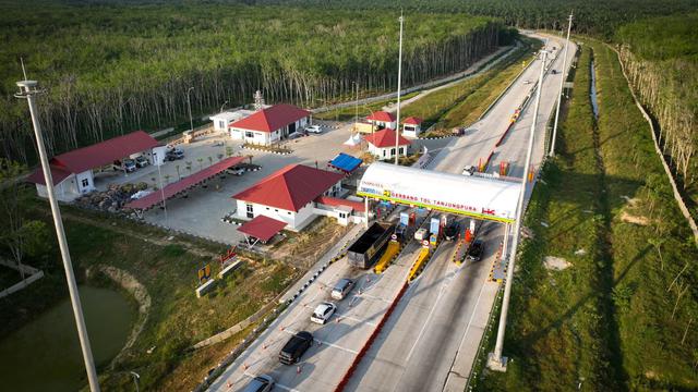 Hingga H-1 Lebaran 2024, masih terjadi lonjakan trafik kendaraan di Jalan Tol Trans Sumatera (JTTS).
