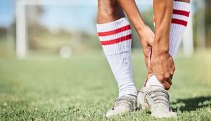 Ilustrasi nyeri saat bermain bola. (c) PeopleImages.com/Depositphotos