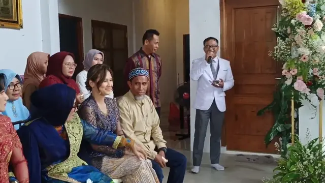 Indah Permatasari dan Nursyah sang ibu duduk bersebelahan ketika lamaran Sinta Mutiara (Foto: Youtube Nursyah Garden)