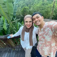 Momen liburan bersama menjadi agenda dari pasangan Indra Bekti dan Aldila Jelita. Indra senang mengajak sang istrinya untuk mengunjungi berbagai tempat dengan pemandangan indah. Momen kebersamaan Indra dan Dila ini banjir pujian. (Liputan6.com/IG/dhila_bekti)