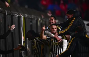 Pemain Juventus Cedera Ditabrak Fans Saat Invasi Lapangan Pramusim