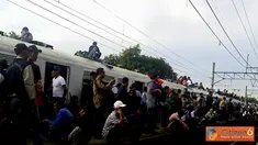 Citizen6, Bogor: Penumpukan penumpang KRL Bogor - Jakarta terjadi sejak pukul 05.00 WIB. Gangguan terjadi akibat padamnya listrik aliran atas yang membuat diberlakukannya sistem satu jalur dari stasiun UI - Tanjung Barat. (Pengirim: Made Agus)
