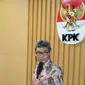 Plt Komisioner KPK, Johan Budi SP usai konferensi pers di Gedung KPK, Jakarta, Jumat (10/4/2015). KPK menangkap anggota Komisi IV DPR dari Fraksi PDI Perjuangan, Adriansyah di Swiss Belhotel Bali. (Liputan6.com/Herman Zakharia)