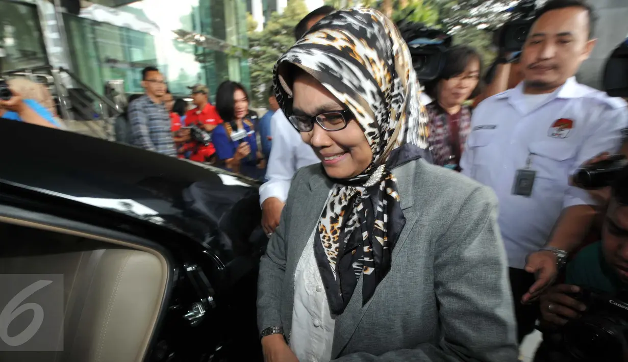 Sekjen DPR, Winantuningtyastiti Swasanani memasuki mobil yang menjemputnya usai menjalani pemeriksaan KPK, Jakarta, Selasa (27/10/2015). Winantuningtyastiti diperiksa sebagai saksi dugaan suap Patrice Rio Capella. (Liputan6.com/Helmi Afandi) 