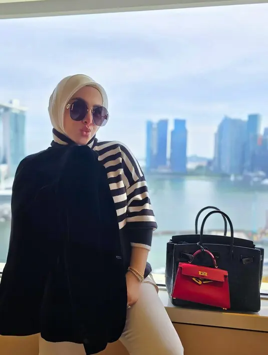 Dalam foto tersebut dia menyembunyikan perutnya dengan outer hitamnya. Dia juga memperlihatkan ekspresi wajah yang imut. (foto: Instagram/ princessyahrini)