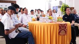 Ketua Umum PBSVSI, Imam Sudjarwo (tengah) bersama para pengurus dan beberapa tamu saat hadir di perayaan hari ulang tahun ke-71 yang dilaksanakan di Gedung Serbaguna Padepokan Voli Sentul, Kamis (26/2/2026) sore WIB. (Bola.com/Abdul Aziz)