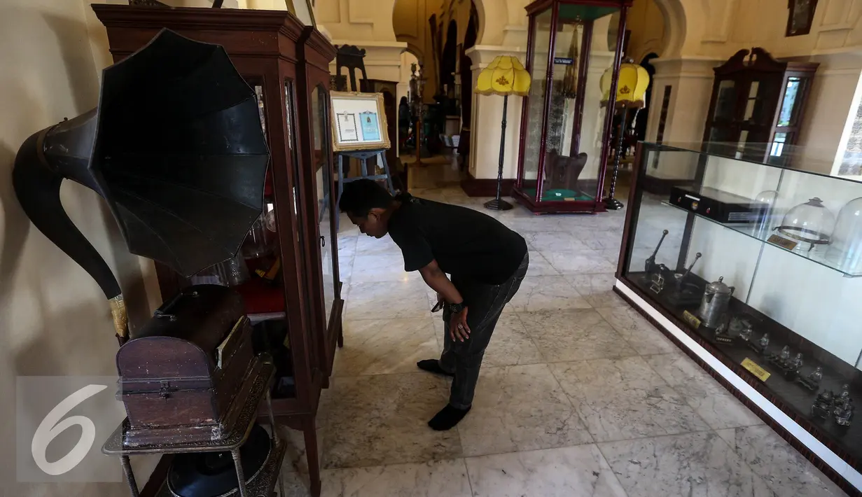 Pengunjung melihat benda-benda bersejarah di Istana Siak Sri Indrapura, Riau, Kamis (21/7). Istana Siak Sri Indrapura adalah istana peninggalan Kesultanan Siak yang merupakan kerajaan Islam terbesar di Riau.(Liputan6.com/Faizal Fanani)