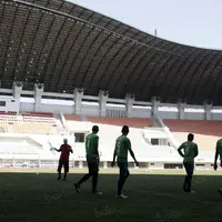 Pelatih Alfred Riedl saat sesi latihan timnas Indonesia di Stadion Pakansari, Bogor. (Bola.com/Nicklas Hanoatubun)