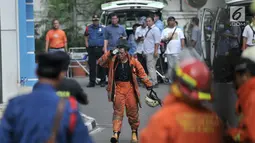 Petugas pemadam membasuh muka dengan air usai melakukan pendinginan di lokasi kebakaran Gedung Kemenhub, Jakarta, Minggu (8/7). Sampai saat ini Sudin Pemadam Kebakaran Jakpus  mencatat ada 20 korban selamat dalam kebakaran. (Merdeka.com/Iqbal S Nugroho)