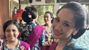 Rambutnya pun disanggul ala perempuan Jawa dilengkapi tusuk kondenya. Dengan aksesori anting-anting keemasan. [@bclsinclair]