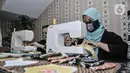 Pekerja saat menyelesaikan pembuatan masker bercorak batik Betawi di Butik Elemwe, Jakarta, Selasa (22/12/2020). (merdeka.com/Iqbal S. Nugroho)