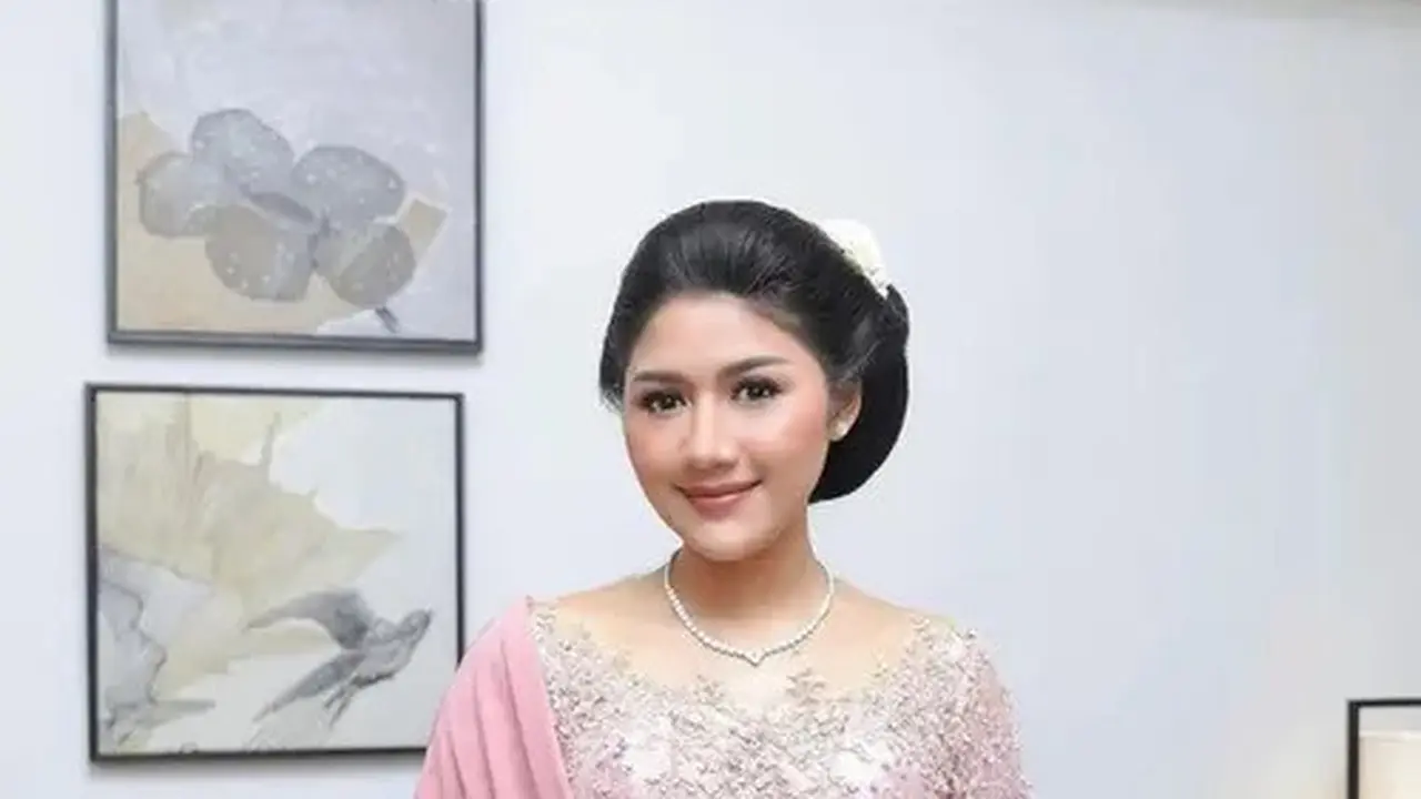 Adu Gaya Penampilan Keluarga Jokowi Berkebaya Pink
