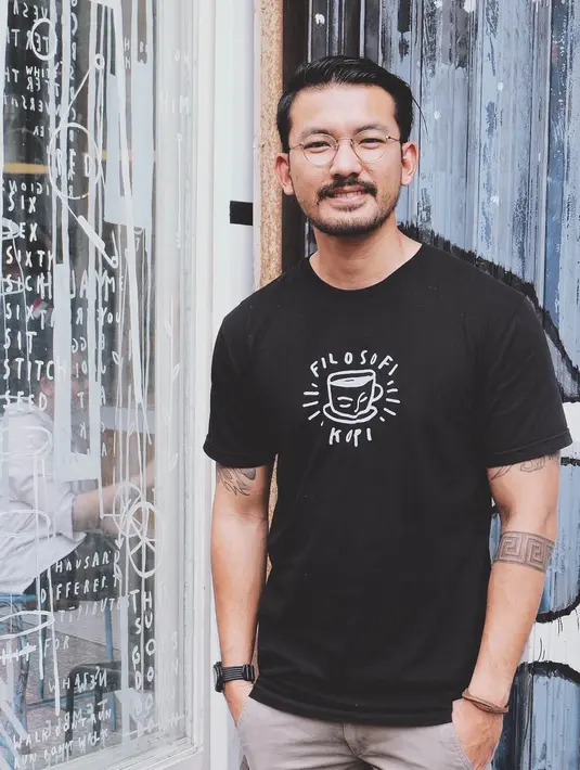 Film adaptasi dari novel berjudul sama ini, ditulis oleh Dewi Lestari. Di sutradarai oleh Angga Dwimas Sasongko. Film Filosofi Kopi: Ben & Jody akan diproduksi pada pertengahan tahun ini. (Dezmond Manullang/Bintang.com)