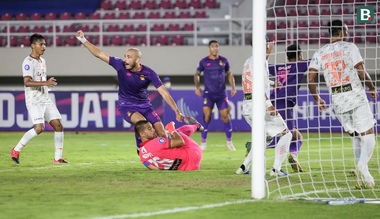 Pemain Persik Kediri, Youssef Ezzejjari (tengah) melakukan selebrasi usai mencetak gol kedua timnya ke gawang Persija Jakarta dalam laga pekan ke-10 BRI Liga 1 2021/2022 di Stadion Manahan, Solo, Sabtu (30/10/2021). (Bola.com/Bagaskara Lazuardi)