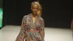 Seorang model berjalan di catwalk mengenakan busana rancangan Andrea Iyamah selama Heineken Fashion and Design Week di Lagos, Nigeria (26/10/2019). Lagos Fashion Week (LFWNG) adalah acara mode multi-hari tahunan yang didirikan pada 2011 oleh Omoyemi Akerele. (AP Photo/Sunday Alamba)