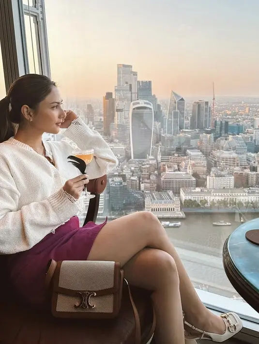 Jessica Mila memadukan atasan putih knit lengan panjang dengan mini skirt ungu. Dan membawa mini bag coklat Caline. Rambutnya kembali diikat ke belakang dengan makeup yang flawless. (@jscmila)