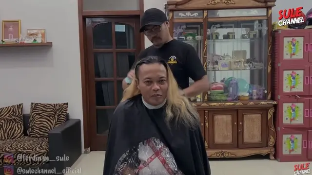 7 Potret Sule Cukur Rambut Panjang, Jadi Mirip Rizky Febian