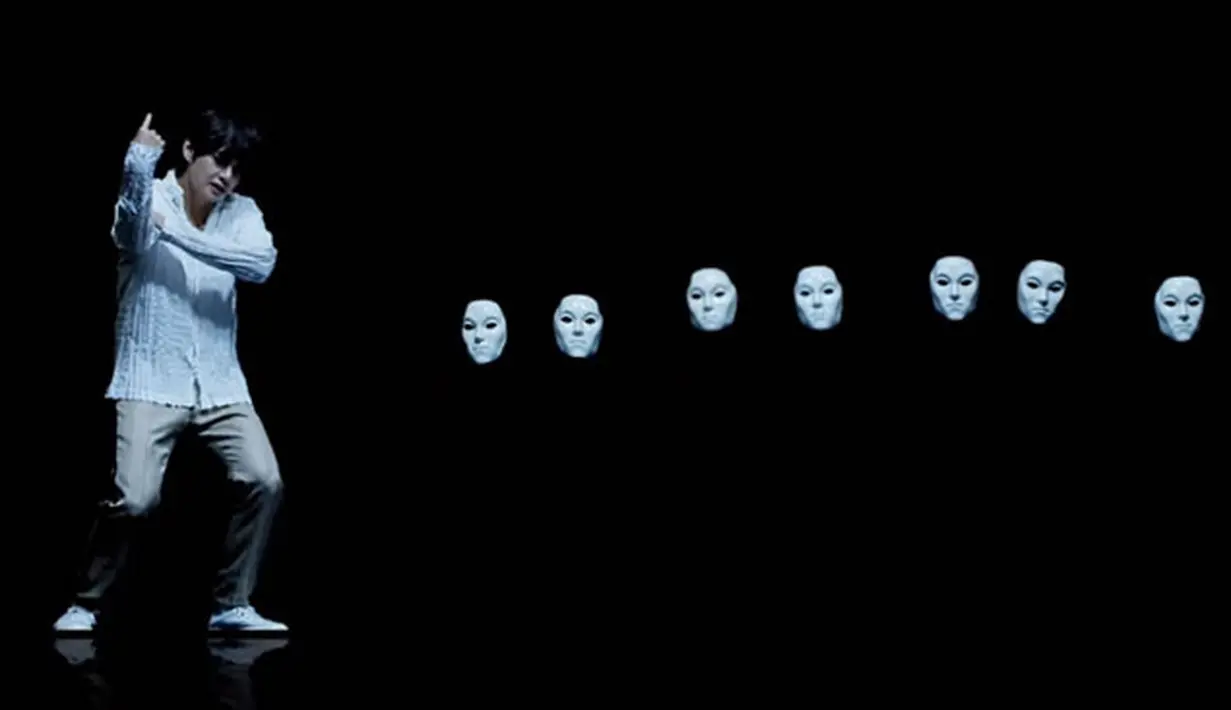 Lagu Singularity ini sangat cocok dengan suara V yang sangat khas. Tak hanya menyanyi, idol kelahiran 30 Desember 1995 ini juga memamerkan kemampuan dance-nya. (Foto: youtube.com)