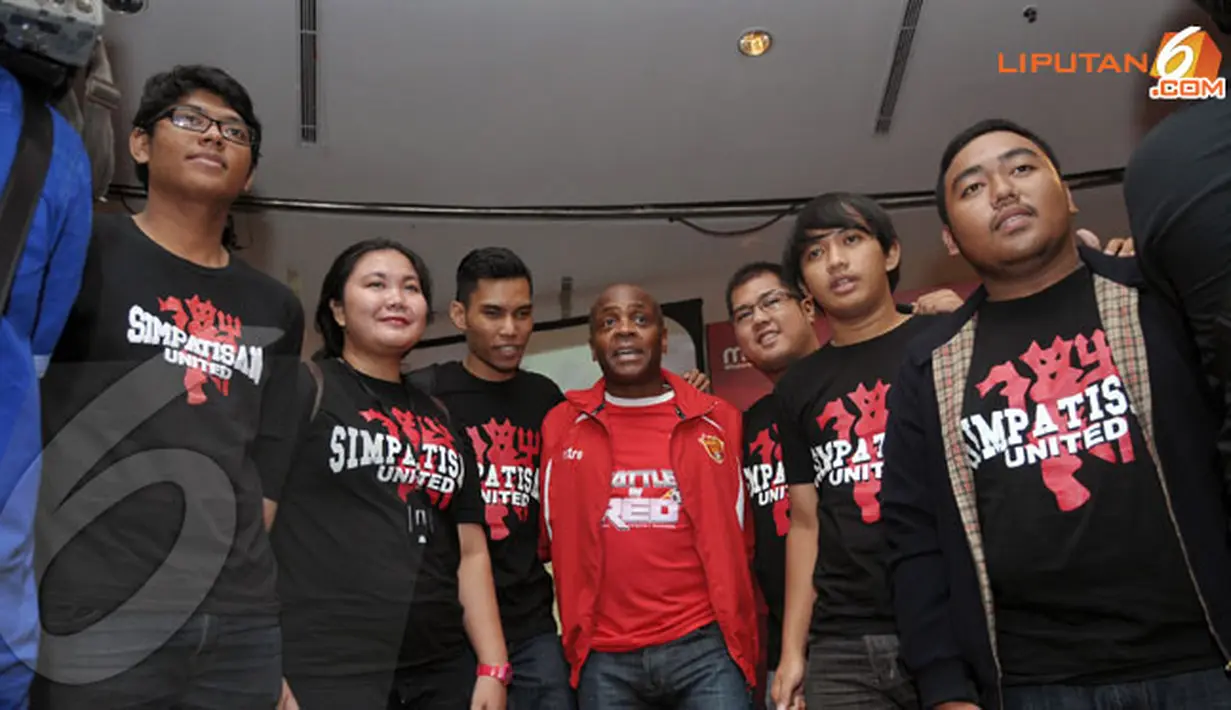 Paul Parker menyempatkan berfoto bersama dengan fans usai konferensi pers di Jakarta (Liputan6.com/Helmi Fithriansyah)